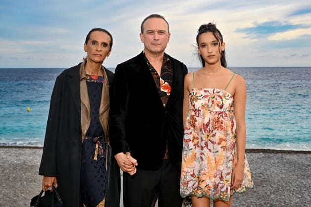 Vincent Perez with his wife Karine Silla and their daughter Tess. Photocall for the film *Un jeu dangereux* at the 8th edition of the Cinéroman Festival in Nice on September 29, 2026. Jacovides Bebert, Bestimage. Photocall for the film *Un jeu dangereux* at the 8th edition of the Cinéroman Festival in Nice on September 29, 2026, Nice, France  Copyright: xDominiquexJacovidesx-xBrunoxBebertx xBestimagexDominiquexJacovidesx-xBrunoxBebertx xBestimagex