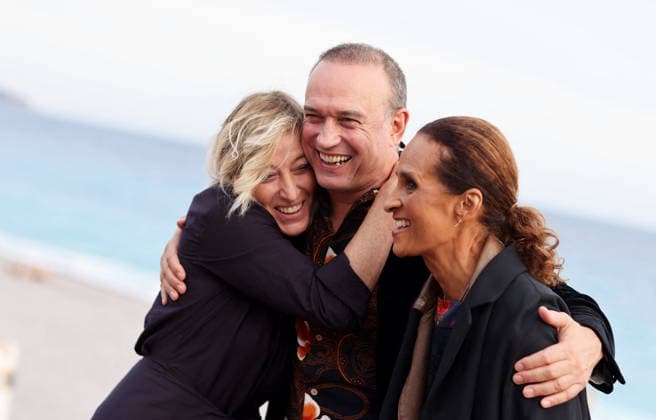 Valeria Bruni Tedeschi, Vincent Perez and his wife Karine Silla at the photocall for the film *Un jeu dangereux* during the 8th edition of the Cinéroman Festival in Nice on September 29, 2026. Jacovides Bebert, Bestimage. Photocall for the film *Un jeu dangereux* at the 8th edition of the Cinéroman Festival in Nice on September 29, 2026, Nice, France  Copyright: xDominiquexJacovidesx-xBrunoxBebertx xBestimagexDominiquexJacovidesx-xBrunoxBebertx xBestimagex