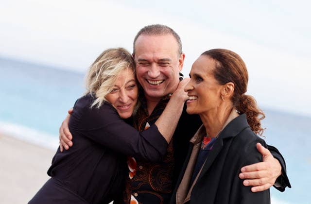 Valeria Bruni Tedeschi, Vincent Perez and his wife Karine Silla at the photocall for the film *Un jeu dangereux* during the 8th edition of the Cinéroman Festival in Nice on September 29, 2026. Jacovides Bebert, Bestimage. Photocall for the film *Un jeu dangereux* at the 8th edition of the Cinéroman Festival in Nice on September 29, 2026, Nice, France  Copyright: xDominiquexJacovidesx-xBrunoxBebertx xBestimagexDominiquexJacovidesx-xBrunoxBebertx xBestimagex