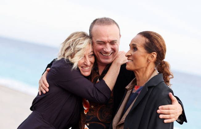 Valeria Bruni Tedeschi, Vincent Perez and his wife Karine Silla at the photocall for the film *Un jeu dangereux* during the 8th edition of the Cinéroman Festival in Nice on September 29, 2026. Jacovides Bebert, Bestimage. Photocall for the film *Un jeu dangereux* at the 8th edition of the Cinéroman Festival in Nice on September 29, 2026, Nice, France  Copyright: xDominiquexJacovidesx-xBrunoxBebertx xBestimagexDominiquexJacovidesx-xBrunoxBebertx xBestimagex