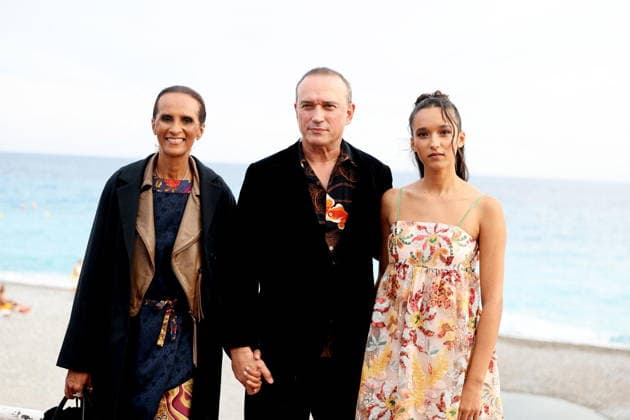 Vincent Perez with his wife Karine Silla and their daughter Tess. Photocall for the film *Un jeu dangereux* at the 8th edition of the Cinéroman Festival in Nice on September 29, 2026. Jacovides Bebert, Bestimage. Photocall for the film *Un jeu dangereux* at the 8th edition of the Cinéroman Festival in Nice on September 29, 2026, Nice, France  Copyright: xDominiquexJacovidesx-xBrunoxBebertx xBestimagexDominiquexJacovidesx-xBrunoxBebertx xBestimagex