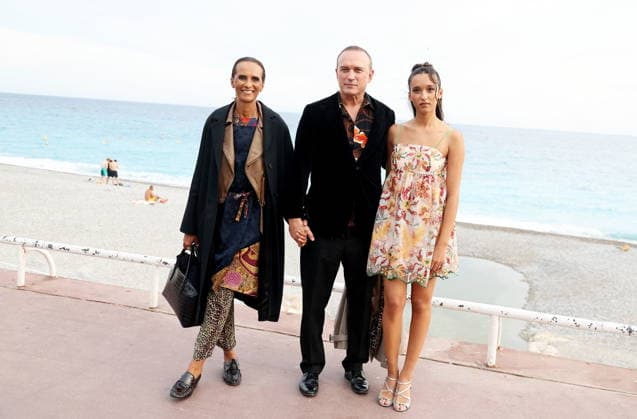 Vincent Perez with his wife Karine Silla and their daughter Tess. Photocall for the film *Un jeu dangereux* at the 8th edition of the Cinéroman Festival in Nice on September 29, 2026. Jacovides Bebert, Bestimage. Photocall for the film *Un jeu dangereux* at the 8th edition of the Cinéroman Festival in Nice on September 29, 2026, Nice, France  Copyright: xDominiquexJacovidesx-xBrunoxBebertx xBestimagexDominiquexJacovidesx-xBrunoxBebertx xBestimagex