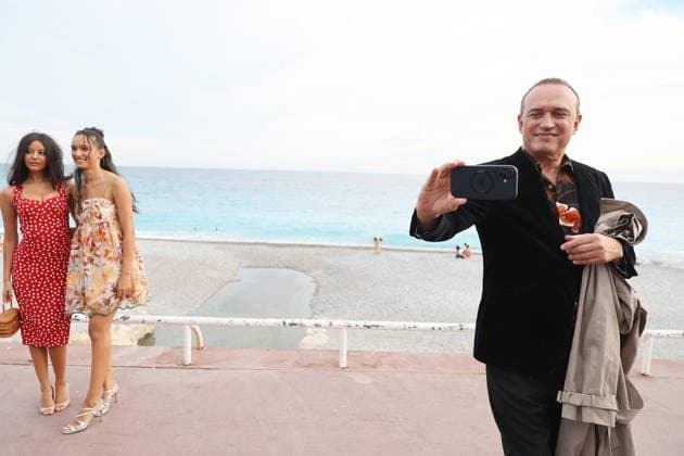Zahia Dehar and Tess Silla, Vincent Perez Photocall for the film *Un jeu dangereux* at the 8th edition of the Cinéroman Festival in Nice on September 29, 2026 Jacovides Bebert Bestimage Photocall for the film *Un jeu dangereux* at the 8th edition of the Cinéroman Festival in Nice on September 29, 2026 Nice, France  Copyright: xDominiquexJacovidesx-xBrunoxBebertx xBestimagexDominiquexJacovidesx-xBrunoxBebertx xBestimagex