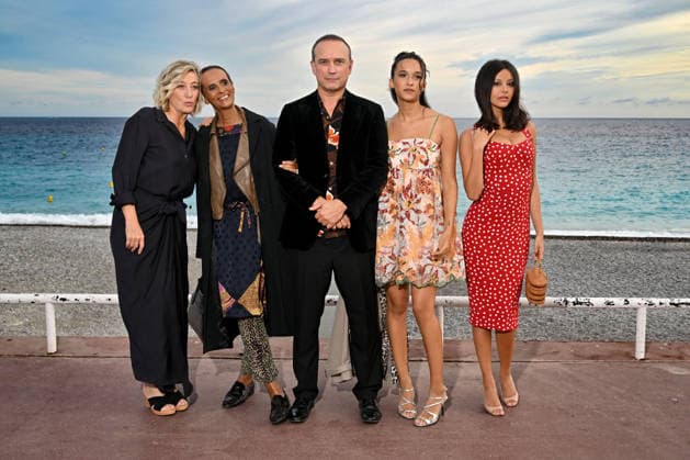 Valeria Bruni Tedeschi, Vincent Perez with his wife Karine Silla and their daughter Tess, and Zahia Dehar. Photocall for the film *Un jeu dangereux* at the 8th edition of the Cinéroman Festival in Nice on September 29, 2026. Jacovides Bebert, Bestimage. Photocall for the film *Un jeu dangereux* at the 8th edition of the Cinéroman Festival in Nice on September 29, 2026, Nice, France  Copyright: xDominiquexJacovidesx-xBrunoxBebertx xBestimagexDominiquexJacovidesx-xBrunoxBebertx xBestimagex