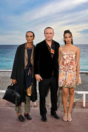 Vincent Perez with his wife Karine Silla and their daughter Tess. Photocall for the film *Un jeu dangereux* at the 8th edition of the Cinéroman Festival in Nice on September 29, 2026. Jacovides Bebert, Bestimage. Photocall for the film *Un jeu dangereux* at the 8th edition of the Cinéroman Festival in Nice on September 29, 2026, Nice, France  Copyright: xDominiquexJacovidesx-xBrunoxBebertx xBestimagexDominiquexJacovidesx-xBrunoxBebertx xBestimagex