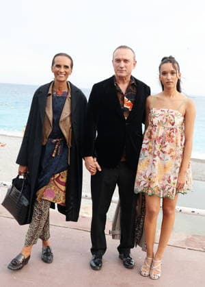 Vincent Perez with his wife Karine Silla and their daughter Tess. Photocall for the film *Un jeu dangereux* at the 8th edition of the Cinéroman Festival in Nice on September 29, 2026. Jacovides Bebert, Bestimage. Photocall for the film *Un jeu dangereux* at the 8th edition of the Cinéroman Festival in Nice on September 29, 2026, Nice, France  Copyright: xDominiquexJacovidesx-xBrunoxBebertx xBestimagexDominiquexJacovidesx-xBrunoxBebertx xBestimagex