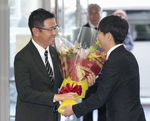 New Okinawa governor attends office Newly elected Okinawa Gov. Genta Koja (L) receives flowers from a prefectural employee upon arriving at the Okinawa prefectural government building in Naha on Sept. 30, 2026, his first day in office after winning the Sept. 13 gubernatorial election on a platform that included accepting the controversial relocation of a U.S. military base within the prefecture.  A14AA0005629396P