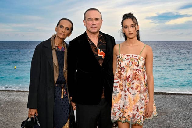 Vincent Perez with his wife Karine Silla and their daughter Tess. Photocall for the film *Un jeu dangereux* at the 8th edition of the Cinéroman Festival in Nice on September 29, 2026. Jacovides Bebert, Bestimage. Photocall for the film *Un jeu dangereux* at the 8th edition of the Cinéroman Festival in Nice on September 29, 2026, Nice, France  Copyright: xDominiquexJacovidesx-xBrunoxBebertx xBestimagexDominiquexJacovidesx-xBrunoxBebertx xBestimagex