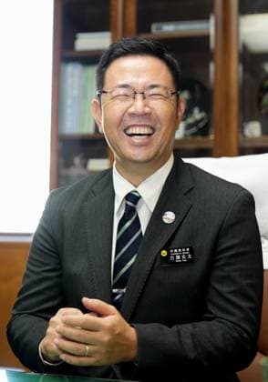 New Okinawa governor s 1st day in office Newly elected Okinawa Gov. Genta Koja sits at the governor s desk at the Okinawa prefectural government building in Naha on Sept. 30, 2026, his first day in office after winning the Sept. 13 gubernatorial election on a platform that included accepting the controversial relocation of a U.S. military base within the prefecture.  A14AA0005629404P