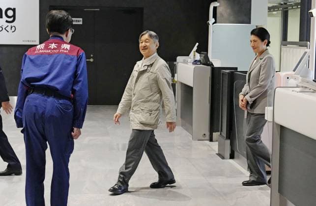 Emperor, empress visit quake-hit Kumamoto Pref. Japan s Emperor Naruhito (C) and Empress Masako arrive at Kumamoto airport in Mashiki in Kumamoto Prefecture, southwestern Japan, on Sept. 30, 2026, for a one-day visit to areas affected by a massive earthquake in July.  A14AA0005629415P