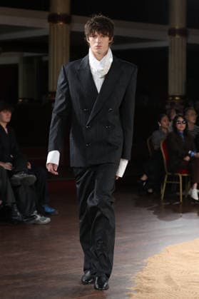 PFW - Torisheju Runway A model walks the runway during the Torisheju Womenswear Spring Summer 2027 show at Musée de l armée as part of Paris Fashion Week on September 29, 2026 in Paris, France. Photo by Alain-Gil Gonzalez ABACAPRESS..COM Paris France  Copyright: xGonzalezxAlain-Gil ABACAx
