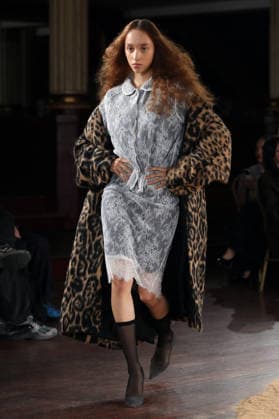 PFW - Torisheju Runway A model walks the runway during the Torisheju Womenswear Spring Summer 2027 show at Musée de l armée as part of Paris Fashion Week on September 29, 2026 in Paris, France. Photo by Alain-Gil Gonzalez ABACAPRESS..COM Paris France  Copyright: xGonzalezxAlain-Gil ABACAx