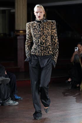 PFW - Torisheju Runway A model walks the runway during the Torisheju Womenswear Spring Summer 2027 show at Musée de l armée as part of Paris Fashion Week on September 29, 2026 in Paris, France. Photo by Alain-Gil Gonzalez ABACAPRESS..COM Paris France  Copyright: xGonzalezxAlain-Gil ABACAx