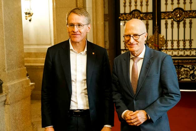 CNTV CITY HALL Schleswig-Holstein s Minister President Daniel Guenther (CDU) visits Hamburg Mayor Peter Tschentscher (SPD) at Hamburg City Hall on September 29, 2026, in Hamburg, Germany
