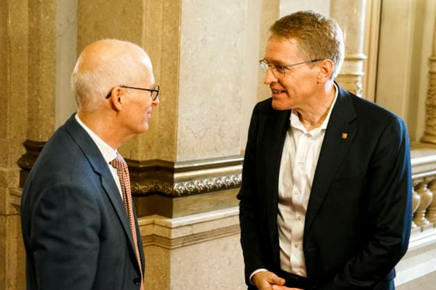 CNTV CITY HALL Schleswig-Holstein s Minister-President Daniel Guenther, a CDU politician, visits Hamburg Mayor Peter Tschentscher, an SPD politician, at Hamburg City Hall on September 29, 2026, in Hamburg, Germany