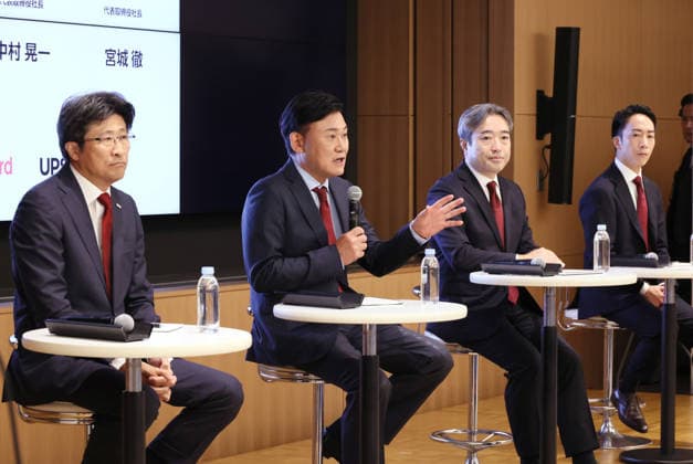 September 30, 2026, Tokyo, Japan - (L-R) Mizuho Financial Group president Masahiro Kihara, Rakuten Group president Hiroshi Mikitani, Rakuten Card president Koichi Nakamura and Upsider president Toru Miyagi announce Rakuten will issue the corporate credit card Rakuten Business Card Platinum on October 1 at a press conference in Tokyo on Wednesday, September 30, 2026. The new credit card is co-developed by Rakuten Card and Mizuho Financial Group s Upsider and credit limit is up to 1 billion yen while annual fee is free. (photo by Yoshio Tsunoda AFLO)  aflo_352093922