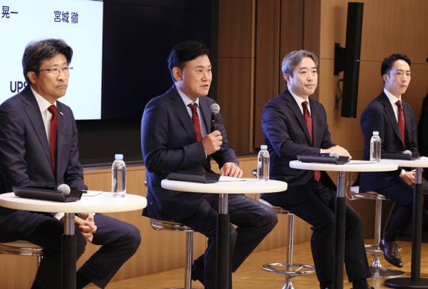 September 30, 2026, Tokyo, Japan - (L-R) Mizuho Financial Group president Masahiro Kihara, Rakuten Group president Hiroshi Mikitani, Rakuten Card president Koichi Nakamura and Upsider president Toru Miyagi announce Rakuten will issue the corporate credit card Rakuten Business Card Platinum on October 1 at a press conference in Tokyo on Wednesday, September 30, 2026. The new credit card is co-developed by Rakuten Card and Mizuho Financial Group s Upsider and credit limit is up to 1 billion yen while annual fee is free. (photo by Yoshio Tsunoda AFLO)  aflo_352093924