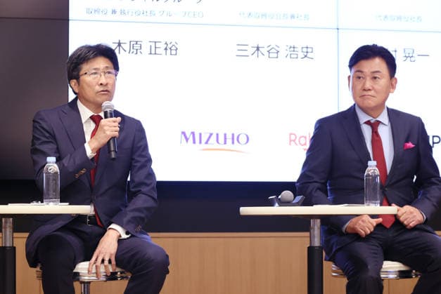 September 30, 2026, Tokyo, Japan - Japan s mega bank Mizuho Financial Group president Masahiro Kihara (L) and Japan s e-commerce giant Rakuten Group president Hiroshi Mikitani (R) announce Rakuten will issue the corporate credit card Rakuten Business Card Platinum on October 1 at a press conference in Tokyo on Wednesday, September 30, 2026. The new credit card is co-developed by Rakuten Card and Mizuho Financial Group s Upsider and credit limit is up to 1 billion yen while annual fee is free. (photo by Yoshio Tsunoda AFLO)  aflo_352093931