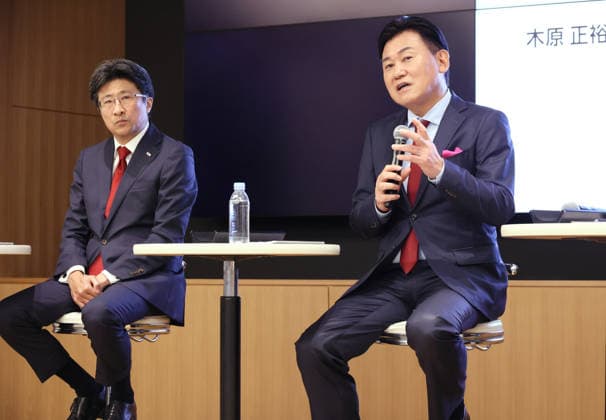 September 30, 2026, Tokyo, Japan - Japan s mega bank Mizuho Financial Group president Masahiro Kihara (L) and Japan s e-commerce giant Rakuten Group president Hiroshi Mikitani (R) announce Rakuten will issue the corporate credit card Rakuten Business Card Platinum on October 1 at a press conference in Tokyo on Wednesday, September 30, 2026. The new credit card is co-developed by Rakuten Card and Mizuho Financial Group s Upsider and credit limit is up to 1 billion yen while annual fee is free. (photo by Yoshio Tsunoda AFLO)  aflo_352093933