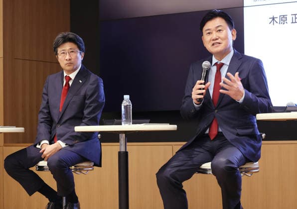 September 30, 2026, Tokyo, Japan - Japan s mega bank Mizuho Financial Group president Masahiro Kihara (L) and Japan s e-commerce giant Rakuten Group president Hiroshi Mikitani (R) announce Rakuten will issue the corporate credit card Rakuten Business Card Platinum on October 1 at a press conference in Tokyo on Wednesday, September 30, 2026. The new credit card is co-developed by Rakuten Card and Mizuho Financial Group s Upsider and credit limit is up to 1 billion yen while annual fee is free. (photo by Yoshio Tsunoda AFLO)  aflo_352093944