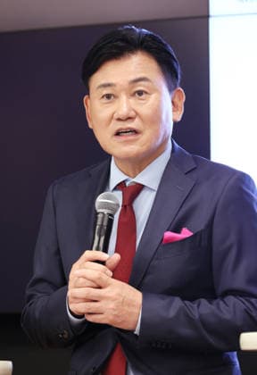 September 30, 2026, Tokyo, Japan - Japan s e-commerce giant Rakuten Group president Hiroshi Mikitani announces Rakuten will issue the corporate credit card Rakuten Business Card Platinum on October 1 at a press conference in Tokyo on Wednesday, September 30, 2026. The new credit card is co-developed by Rakuten Card and Mizuho Financial Group s Upsider and credit limit is up to 1 billion yen while annual fee is free. (photo by Yoshio Tsunoda AFLO)  aflo_352093954