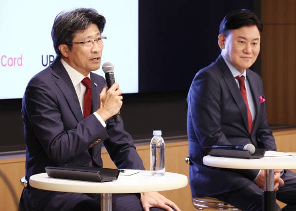September 30, 2026, Tokyo, Japan - Japan s mega bank Mizuho Financial Group president Masahiro Kihara (L) and Japan s e-commerce giant Rakuten Group president Hiroshi Mikitani (R) announce Rakuten will issue the corporate credit card Rakuten Business Card Platinum on October 1 at a press conference in Tokyo on Wednesday, September 30, 2026. The new credit card is co-developed by Rakuten Card and Mizuho Financial Group s Upsider and credit limit is up to 1 billion yen while annual fee is free. (photo by Yoshio Tsunoda AFLO)  aflo_352093932