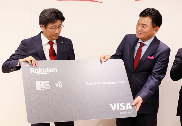 September 30, 2026, Tokyo, Japan - Japan s mega bank Mizuho Financial Group president Masahiro Kihara (L) and Japan s e-commerce giant Rakuten Group president Hiroshi Mikitani (R) pose for photo as they announce Rakuten will issue the corporate credit card Rakuten Business Card Platinum on October 1 at a press conference in Tokyo on Wednesday, September 30, 2026. The new credit card is co-developed by Rakuten Card and Mizuho Financial Group s Upsider and credit limit is up to 1 billion yen while annual fee is free. (photo by Yoshio Tsunoda AFLO)  aflo_352093946