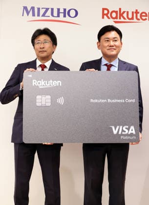 September 30, 2026, Tokyo, Japan - Japan s mega bank Mizuho Financial Group president Masahiro Kihara (L) and Japan s e-commerce giant Rakuten Group president Hiroshi Mikitani (R) pose for photo as they announce Rakuten will issue the corporate credit card Rakuten Business Card Platinum on October 1 at a press conference in Tokyo on Wednesday, September 30, 2026. The new credit card is co-developed by Rakuten Card and Mizuho Financial Group s Upsider and credit limit is up to 1 billion yen while annual fee is free. (photo by Yoshio Tsunoda AFLO)  aflo_352093952