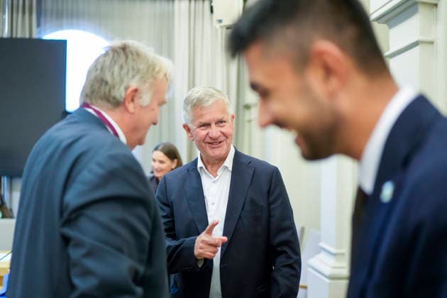 Anen horing om Jeffrey Epsteins nettverk i Norge Oslo 20260930. Erik Solheim er til stede i en apen horing i Stortingets kontroll- og konstitusjonskomitÃ om praksisen i Utenriksdepartementet og Jeffrey Epsteins nettverk i Norge. Til sammen to navaerende og ni tidligere statsrader er innkalt Disse er dagens utenriksminister Espen Barth Eide (Ap), og hans forgjengere Jonas Gahr Store (Ap), Borge Brende (H), Ine Eriksen Soreide (H) og Anniken Huitfeldt (Ap), samt utviklingsminister Asmund Aukrust (Ap) og hans forgjengere Anne Beathe Tvinnereim (Sp), Dag-Inge Ulstein (KrF), Nikolai Astrup (H), Heikki Eidsvoll Holmas (SV) og Erik Solheim (SV). Foto: Cornelius Poppe NTB Oslo Norge 52HWZalnmU4 EDITORIAL USE ONLY Ref:_BNC_POL52HWZaln  Copyright: xCorneliusxPoppex xNTBx