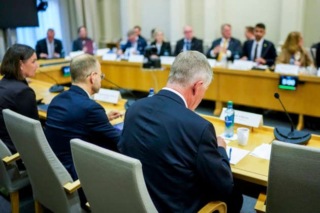 Anen horing om Jeffrey Epsteins nettverk i Norge Oslo 20260930. Erik Solheim er til stede i en apen horing i Stortingets kontroll- og konstitusjonskomitÃ om praksisen i Utenriksdepartementet og Jeffrey Epsteins nettverk i Norge. Til sammen to navaerende og ni tidligere statsrader er innkalt Disse er dagens utenriksminister Espen Barth Eide (Ap), og hans forgjengere Jonas Gahr Store (Ap), Borge Brende (H), Ine Eriksen Soreide (H) og Anniken Huitfeldt (Ap), samt utviklingsminister Asmund Aukrust (Ap) og hans forgjengere Anne Beathe Tvinnereim (Sp), Dag-Inge Ulstein (KrF), Nikolai Astrup (H), Heikki Eidsvoll Holmas (SV) og Erik Solheim (SV). Foto: Cornelius Poppe NTB Oslo Norge gfUs5gexo0I EDITORIAL USE ONLY Ref:_BNC_POLgfUs5gex  Copyright: xCorneliusxPoppex xNTBx