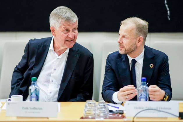 Anen horing om Jeffrey Epsteins nettverk i Norge Oslo 20260930. Erik Solheim er til stede i en apen horing i Stortingets kontroll- og konstitusjonskomitÃ om praksisen i Utenriksdepartementet og Jeffrey Epsteins nettverk i Norge. Til sammen to navaerende og ni tidligere statsrader er innkalt Disse er dagens utenriksminister Espen Barth Eide (Ap), og hans forgjengere Jonas Gahr Store (Ap), Borge Brende (H), Ine Eriksen Soreide (H) og Anniken Huitfeldt (Ap), samt utviklingsminister Asmund Aukrust (Ap) og hans forgjengere Anne Beathe Tvinnereim (Sp), Dag-Inge Ulstein (KrF), Nikolai Astrup (H), Heikki Eidsvoll Holmas (SV) og Erik Solheim (SV). Foto: Cornelius Poppe NTB Oslo Norge fhcAc4lmr3E EDITORIAL USE ONLY Ref:_BNC_POLfhcAc4lm  Copyright: xCorneliusxPoppex xNTBx