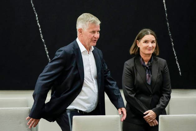 Apen horing om Jeffrey Epsteins nettverk i Norge Oslo 20260930. Erik Solheim er til stede i en apen horing i Stortingets kontroll- og konstitusjonskomitÃ om praksisen i Utenriksdepartementet og Jeffrey Epsteins nettverk i Norge. Til sammen to navaerende og ni tidligere statsrader er innkalt Disse er dagens utenriksminister Espen Barth Eide (Ap), og hans forgjengere Jonas Gahr Store (Ap), Borge Brende (H), Ine Eriksen Soreide (H) og Anniken Huitfeldt (Ap), samt utviklingsminister Asmund Aukrust (Ap) og hans forgjengere Anne Beathe Tvinnereim (Sp), Dag-Inge Ulstein (KrF), Nikolai Astrup (H), Heikki Eidsvoll Holmas (SV) og Erik Solheim (SV). Foto: Cornelius Poppe NTB Oslo Norge mlWnmkgwZio EDITORIAL USE ONLY Ref:_BNC_POLmlWnmkgw  Copyright: xCorneliusxPoppex xNTBx