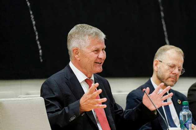 Apen horing om Jeffrey Epsteins nettverk i Norge Oslo 20260930. Erik Solheim er til stede i en apen horing i Stortingets kontroll- og konstitusjonskomitÃ om praksisen i Utenriksdepartementet og Jeffrey Epsteins nettverk i Norge. Til sammen to navaerende og ni tidligere statsrader er innkalt Disse er dagens utenriksminister Espen Barth Eide (Ap), og hans forgjengere Jonas Gahr Store (Ap), Borge Brende (H), Ine Eriksen Soreide (H) og Anniken Huitfeldt (Ap), samt utviklingsminister Asmund Aukrust (Ap) og hans forgjengere Anne Beathe Tvinnereim (Sp), Dag-Inge Ulstein (KrF), Nikolai Astrup (H), Heikki Eidsvoll Holmas (SV) og Erik Solheim (SV). Foto: Cornelius Poppe NTB Oslo Norge lSg8Y2lb77I EDITORIAL USE ONLY Ref:_BNC_POLlSg8Y2lb  Copyright: xCorneliusxPoppex xNTBx