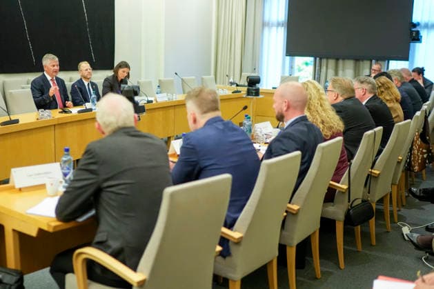 Apen horing om Jeffrey Epsteins nettverk i Norge Oslo 20260930. Erik Solheim er til stede i en apen horing i Stortingets kontroll- og konstitusjonskomitÃ om praksisen i Utenriksdepartementet og Jeffrey Epsteins nettverk i Norge. Til sammen to navaerende og ni tidligere statsrader er innkalt Disse er dagens utenriksminister Espen Barth Eide (Ap), og hans forgjengere Jonas Gahr Store (Ap), Borge Brende (H), Ine Eriksen Soreide (H) og Anniken Huitfeldt (Ap), samt utviklingsminister Asmund Aukrust (Ap) og hans forgjengere Anne Beathe Tvinnereim (Sp), Dag-Inge Ulstein (KrF), Nikolai Astrup (H), Heikki Eidsvoll Holmas (SV) og Erik Solheim (SV). Foto: Cornelius Poppe NTB Oslo Norge tkzBTocXKkk EDITORIAL USE ONLY Ref:_BNC_POLtkzBTocX  Copyright: xCorneliusxPoppex xNTBx