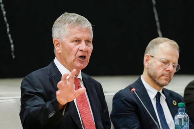 Apen horing om Jeffrey Epsteins nettverk i Norge Oslo 20260930. Erik Solheim er til stede i en apen horing i Stortingets kontroll- og konstitusjonskomitÃ om praksisen i Utenriksdepartementet og Jeffrey Epsteins nettverk i Norge. Til sammen to navaerende og ni tidligere statsrader er innkalt Disse er dagens utenriksminister Espen Barth Eide (Ap), og hans forgjengere Jonas Gahr Store (Ap), Borge Brende (H), Ine Eriksen Soreide (H) og Anniken Huitfeldt (Ap), samt utviklingsminister Asmund Aukrust (Ap) og hans forgjengere Anne Beathe Tvinnereim (Sp), Dag-Inge Ulstein (KrF), Nikolai Astrup (H), Heikki Eidsvoll Holmas (SV) og Erik Solheim (SV). Foto: Cornelius Poppe NTB Oslo Norge 9_7atG3f0kw EDITORIAL USE ONLY Ref:_BNC_POL9_7atG3f  Copyright: xCorneliusxPoppex xNTBx