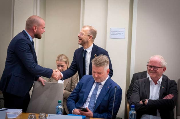 Epstein Hearing Begins in the Storting, Oslo, September 30, 2026 Former Minister of Development Heikki Holmas greets Committee member Isak Veierud Busch during the Storting’s Control and Constitution Committee’s public hearing on practices at the Ministry of Foreign Affairs and Jeffrey Epstein’s network in Norway. Photo by Heiko Junge, NTB, Oslo, Norway acthkeps4tw ED  Copyright: xHeikoxJungex xNTBx