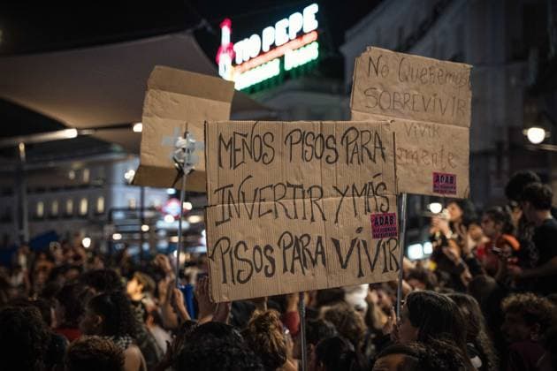 September 30, 2026, Madrid, Madrid, SPAIN: Thousands of protesters come out to defend the social encampment in Puerta del Sol square, Madrid, where various groups and social movements have set up to defend the universal right to housing and denounce the current system. Madrid SPAIN - ZUMAc270 20260930_zip_c270_004 Copyright: xDavidxCruzxSanzx