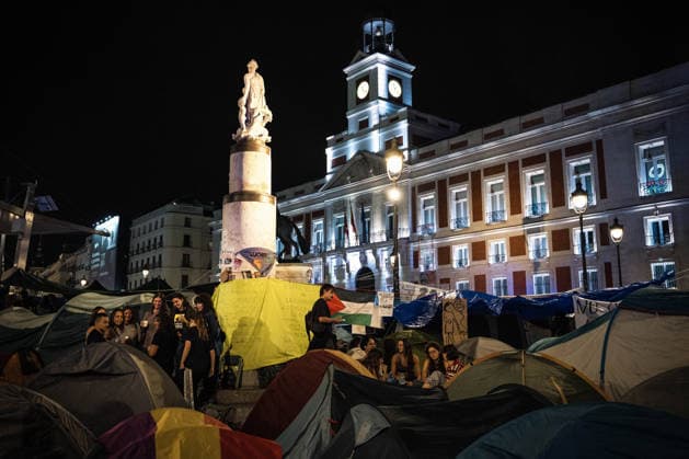 September 30, 2026, Madrid, Madrid, SPAIN: Thousands of protesters come out to defend the social encampment in Puerta del Sol square, Madrid, where various groups and social movements have set up to defend the universal right to housing and denounce the current system. Madrid SPAIN - ZUMAc270 20260930_zip_c270_005 Copyright: xDavidxCruzxSanzx