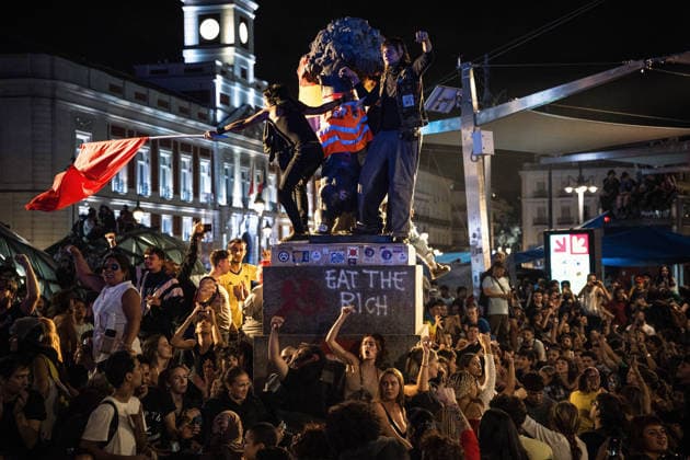 September 30, 2026, Madrid, Madrid, SPAIN: Thousands of protesters come out to defend the social encampment in Puerta del Sol square, Madrid, where various groups and social movements have set up to defend the universal right to housing and denounce the current system. Madrid SPAIN - ZUMAc270 20260930_zip_c270_003 Copyright: xDavidxCruzxSanzx