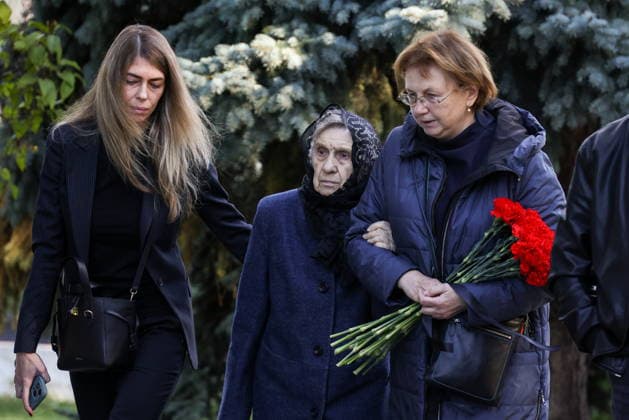 RUSSIA, MOSCOW - SEPTEMBER 30, 2026: Mother of the deceased musical critic Sergei Sosedov is seen ahead of a farewell ceremony at Troyekurovskoye Cemetery. Sosedov died in an accident in the Republic of Sakha (Yakutia) on September 23, at the age of 59 Moscow Russia  - ZUMAt113 20260930_zaa_t113_022 Copyright: xArtyomxGeodakyanx