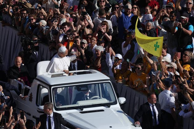 IPA89135327 - Vatican City - Italy, September 30, 2026: The Pope™s arrival in the square on the papal platform, his greeting to the faithful, and his blessing of the children. Pope Leo XIV presides over the Wednesday General Audience in St. Peter™s Square. This morning, thousands of faithful and pilgrims from around the world gathered in St. Peter™s Square to attend the Wednesday General Audience with Pope Leo XIV. It was a moment of prayer, listening, and communion that filled the square with hope, reflection, and joy.  Copyright: xmarcoxiacobuccix xmarcoxiacobuccix IPA89135327