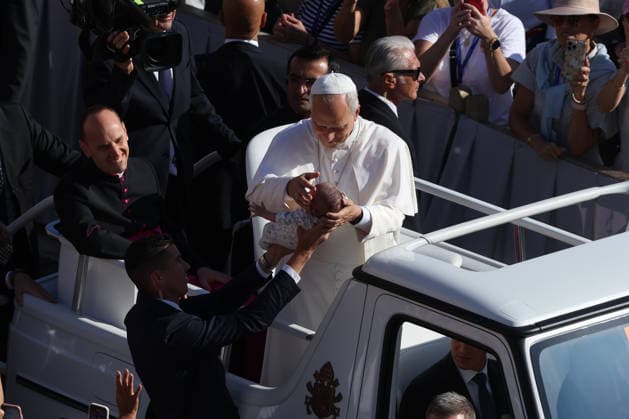 IPA89135338 - Vatican City - Italy, September 30, 2026: The pontiff™s arrival in the square on the papal platform, his greeting to the faithful, and his blessing of the children. Pope Leo XIV presides over the Wednesday General Audience in St. Peter™s Square. This morning, thousands of faithful and pilgrims from around the world gathered in St. Peter™s Square to attend the Wednesday General Audience with Pope Leo XIV. It was a moment of prayer, listening, and communion that filled the square with hope, reflection, and joy.  Copyright: xmarcoxiacobuccix xmarcoxiacobuccix IPA89135338