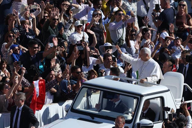 IPA89135364 - Vatican City - Italy, September 30, 2026: The Pope™s arrival in the square on the papal platform, his greeting to the faithful, and his blessing of the children. Pope Leo XIV presides over the Wednesday General Audience in St. Peter™s Square. This morning, thousands of faithful and pilgrims from around the world gathered in St. Peter™s Square to attend the Wednesday General Audience with Pope Leo XIV. It was a moment of prayer, listening, and communion that filled the square with hope, reflection, and joy.  Copyright: xmarcoxiacobuccix xmarcoxiacobuccix IPA89135364