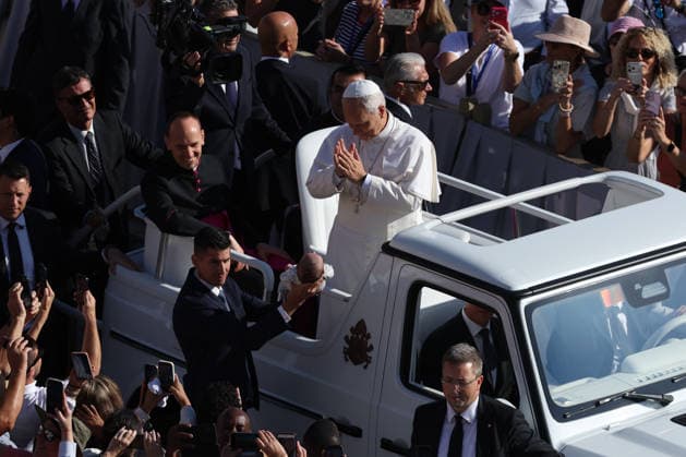 IPA89135341 - Vatican City - Italy, September 30, 2026: The Pope™s arrival in the square on the papal platform, his greeting to the faithful, and his blessing of the children. Pope Leo XIV presides over the Wednesday General Audience in St. Peter™s Square. This morning, thousands of faithful and pilgrims from around the world gathered in St. Peter™s Square to attend the Wednesday General Audience with Pope Leo XIV. It was a moment of prayer, listening, and communion that filled the square with hope, reflection, and joy.  Copyright: xmarcoxiacobuccix xmarcoxiacobuccix IPA89135341