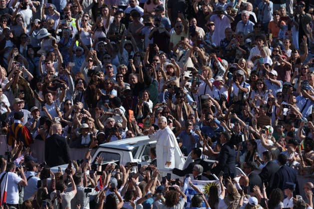 IPA89135344 - Vatican City - Italy, September 30, 2026: The Pope™s arrival in the square on the papal platform, his greeting to the faithful, and his blessing of the children. Pope Leo XIV presides over the Wednesday General Audience in St. Peter™s Square. This morning, thousands of faithful and pilgrims from around the world gathered in St. Peter™s Square to attend the Wednesday General Audience with Pope Leo XIV. It was a moment of prayer, listening, and communion that filled the square with hope, reflection, and joy.  Copyright: xmarcoxiacobuccix xmarcoxiacobuccix IPA89135344