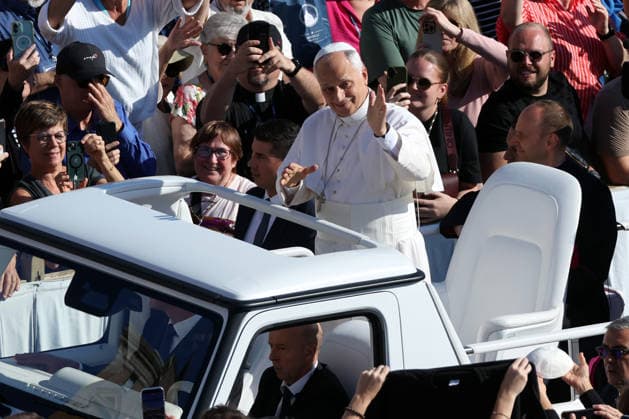 IPA89135371 - Vatican City - Italy, September 30, 2026: The Pope™s arrival in St. Peter™s Square on the papal platform, his greeting to the faithful, and his blessing of the children. Pope Leo XIV presides over the Wednesday General Audience in St. Peter™s Square. This morning, thousands of faithful and pilgrims from around the world gathered in St. Peter™s Square to attend the Wednesday General Audience with Pope Leo XIV. It was a moment of prayer, listening, and communion that filled the square with hope, reflection, and joy.  Copyright: xmarcoxiacobuccix xmarcoxiacobuccix IPA89135371