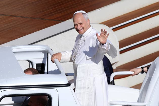 IPA89135379 - Vatican City - Italy, September 30, 2026: The Pope™s arrival in the square on the papal platform, his greeting to the faithful, and his blessing of the children. Pope Leo XIV presides over the Wednesday General Audience in St. Peter™s Square. This morning, thousands of faithful and pilgrims from around the world gathered in St. Peter™s Square to attend the Wednesday General Audience with Pope Leo XIV. It was a moment of prayer, listening, and communion that filled the square with hope, reflection, and joy.  Copyright: xmarcoxiacobuccix xmarcoxiacobuccix IPA89135379