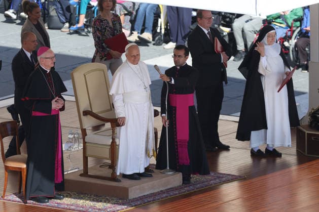 IPA89135392 - Vatican City - Italy, September 30, 2026: Pope Leo XIV presides over the Wednesday General Audience in St. Peter™s Square. This morning, thousands of faithful and pilgrims from around the world gathered in St. Peter™s Square to attend the Wednesday General Audience with Pope Leo XIV. It was a moment of prayer, listening, and communion that filled the square with hope, reflection, and joy.  Copyright: xmarcoxiacobuccix xmarcoxiacobuccix IPA89135392
