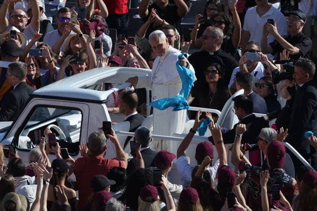 IPA89135360 - Vatican City - Italy, September 30, 2026: The Pope™s arrival in the square on the papal platform, his greeting to the faithful, and his blessing of the children. Pope Leo XIV presides over the Wednesday General Audience in St. Peter™s Square. This morning, thousands of the faithful and pilgrims from around the world gathered in St. Peter™s Square to attend the Wednesday General Audience with Pope Leo XIV. It was a moment of prayer, listening, and communion that filled the square with hope, reflection, and joy.  Copyright: xmarcoxiacobuccix xmarcoxiacobuccix IPA89135360