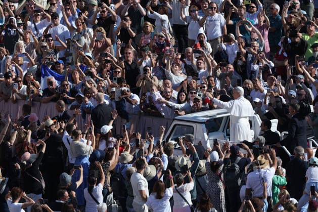 IPA89135348 - Vatican City - Italy, September 30, 2026: The Pope™s arrival in the square on the papal platform, his greeting to the faithful, and his blessing of the children. Pope Leo XIV presides over the Wednesday General Audience in St. Peter™s Square. This morning, thousands of faithful and pilgrims from around the world gathered in St. Peter™s Square to participate in the Wednesday General Audience with Pope Leo XIV. It was a moment of prayer, listening, and communion that filled the square with hope, reflection, and joy.  Copyright: xmarcoxiacobuccix xmarcoxiacobuccix IPA89135348